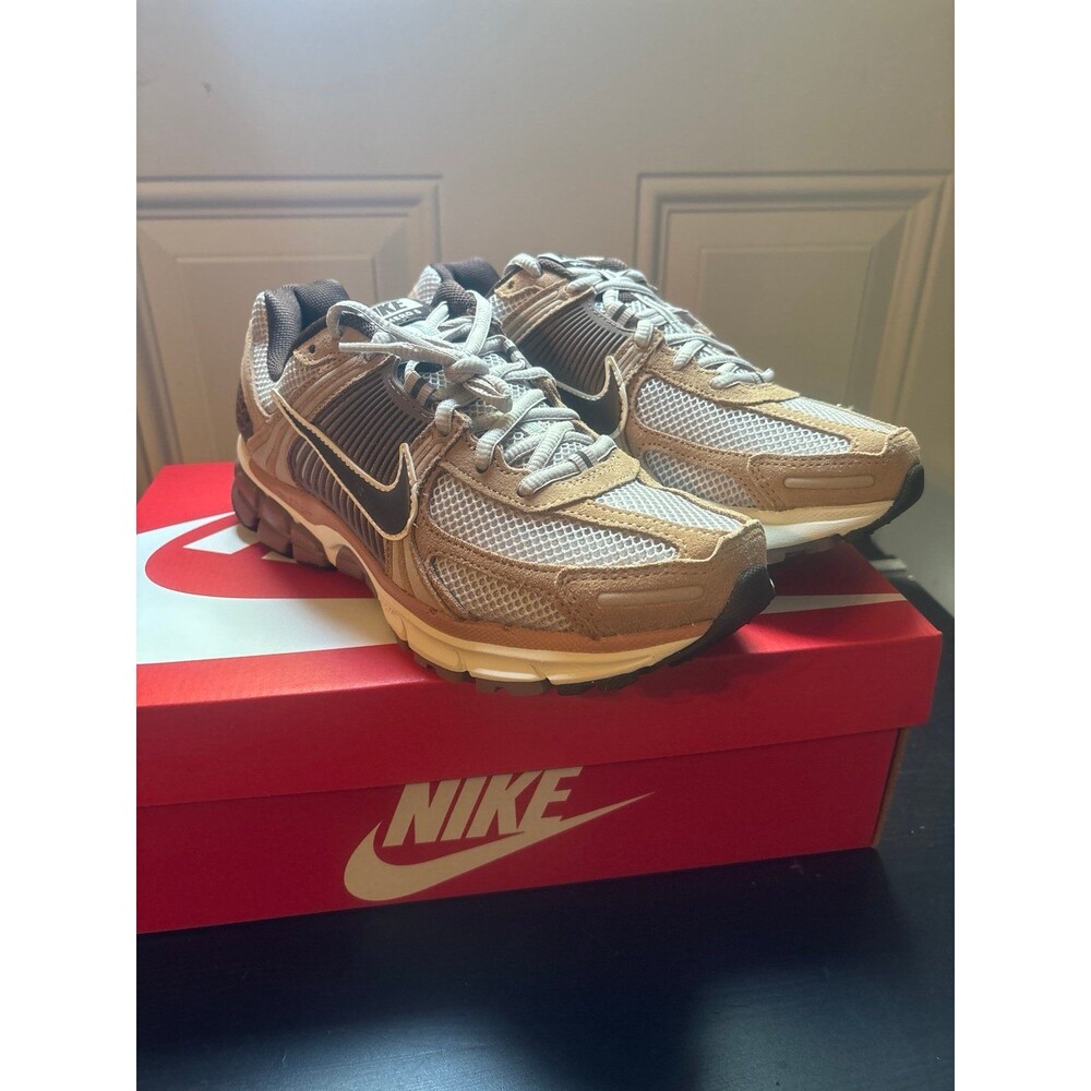 Nike - Picture 2 of 5